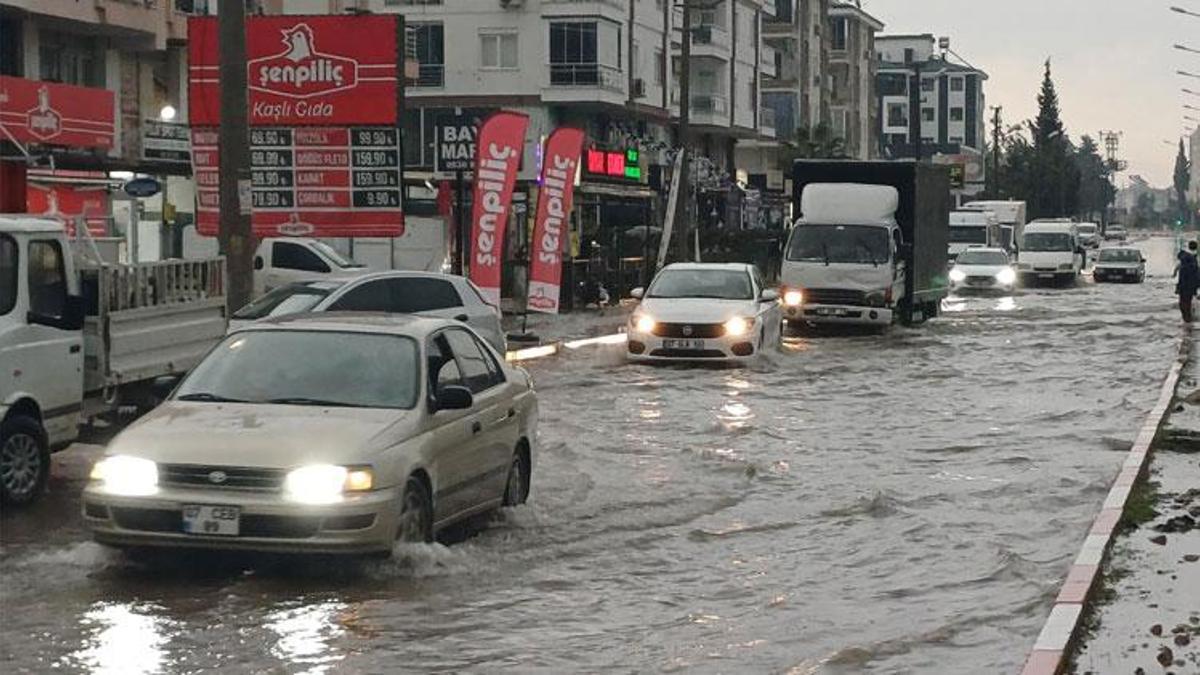 Antalya'da şiddetli yağış yolları göle çevirdi