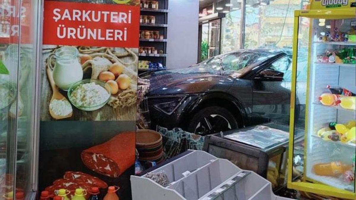 Kocaeli'nde kontrolden çıkan cip şarküteriye daldı: Kıl payı kurtuluş kamerada