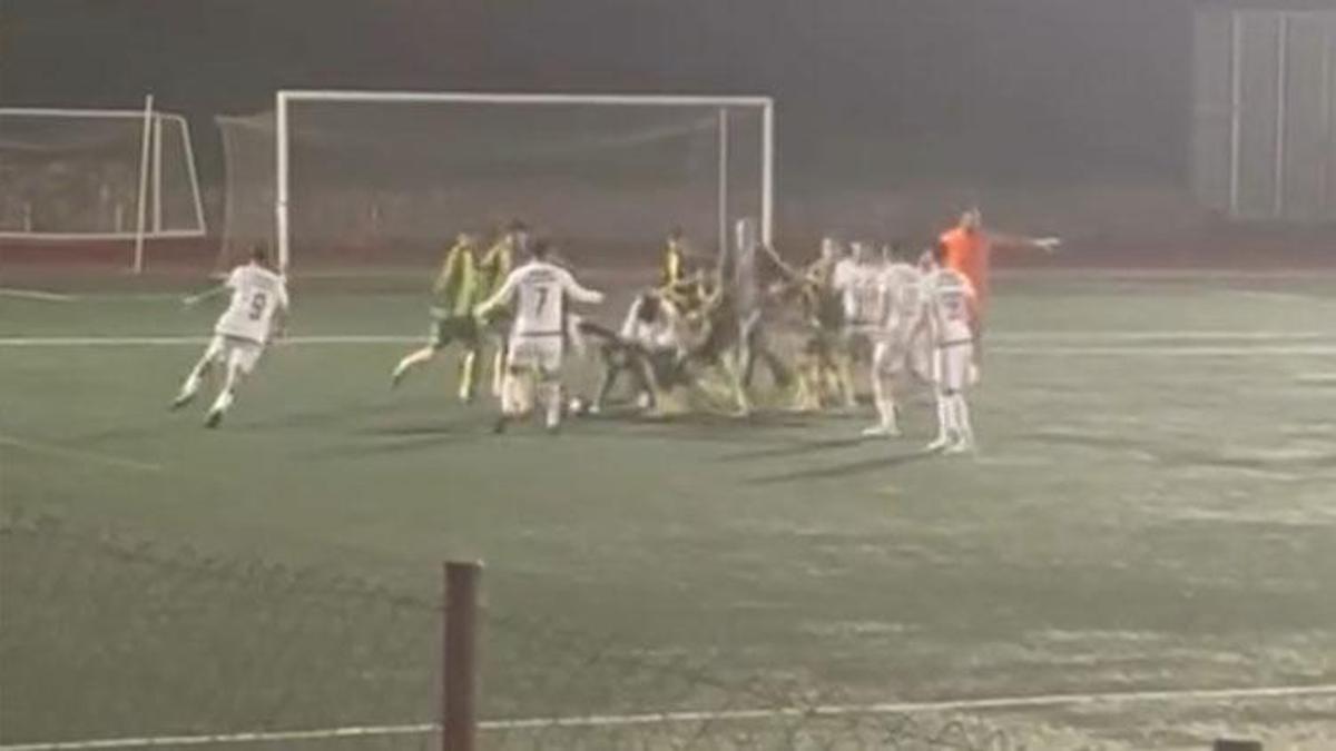 Kocaeli’de amatör maçta futbolcular tekme tokat birbirine girdi