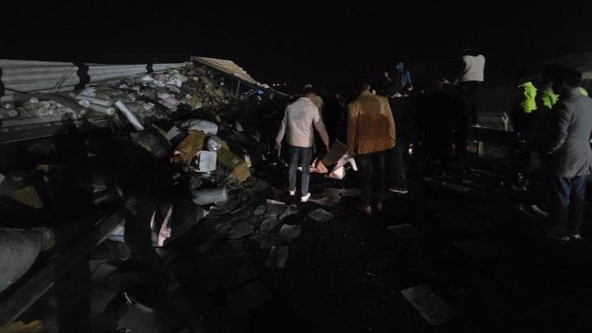 Şanlıurfa'da tekstil malzemesi yüklü tır devrildi: Yol trafiğe kapandı