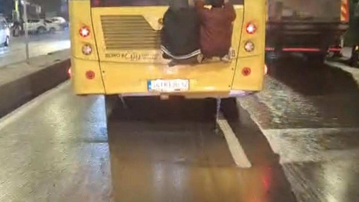 İstanbul- Üsküdar’da otobüsün arkasında tehlikeli yolculuk kamerada