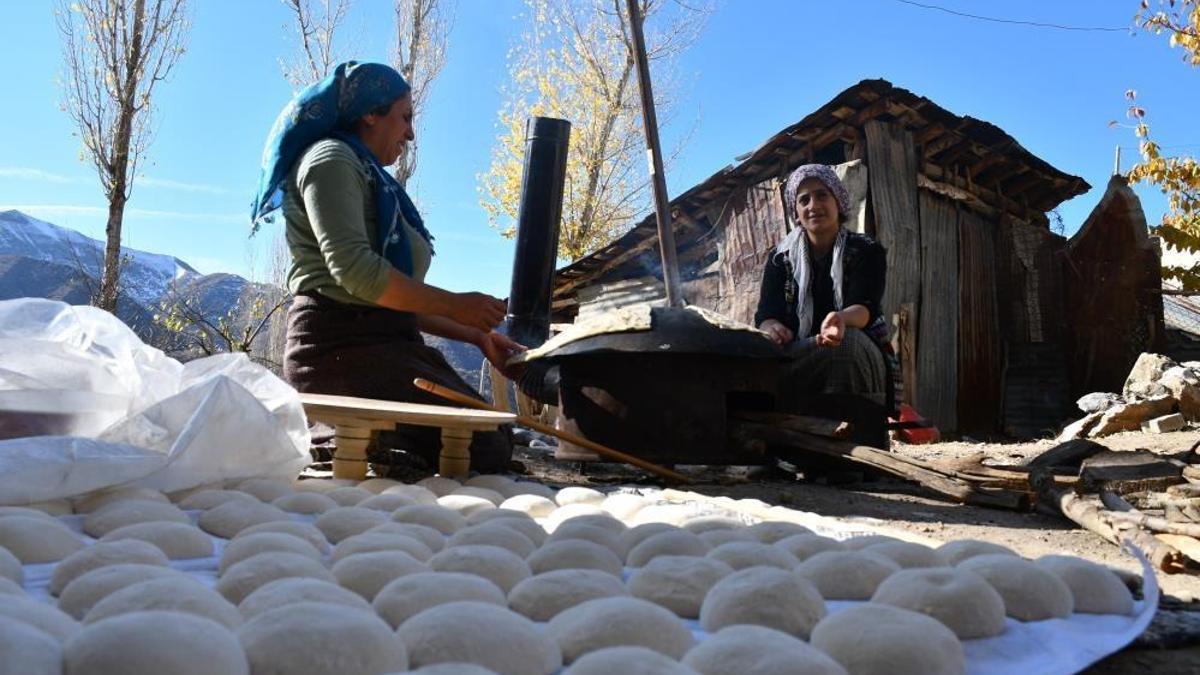 Şırnak'ta ilçedeki tüm kadınlar birleşti: Her ev için 200 adet yapıyorlar