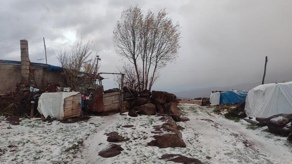 Afyonkarahisar'a mevsimin ilk karı düştü