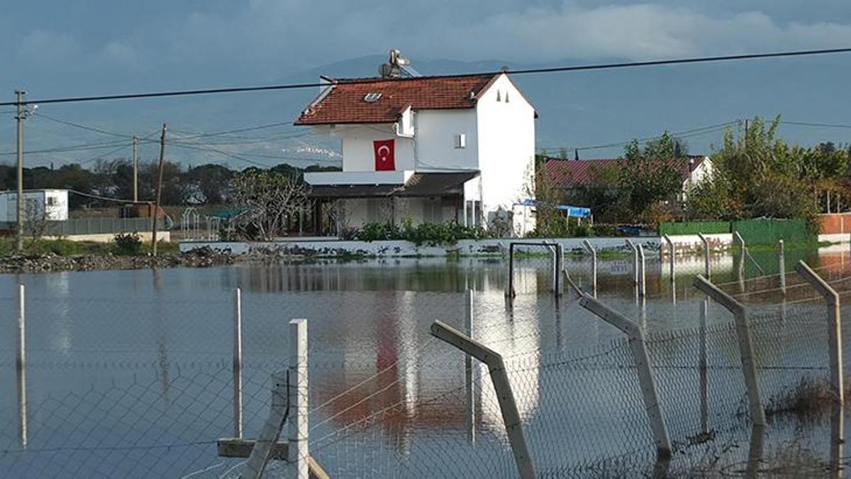 Balıkesir’de yağmur etkili oldu! Yollar göle döndü, evleri su bastı