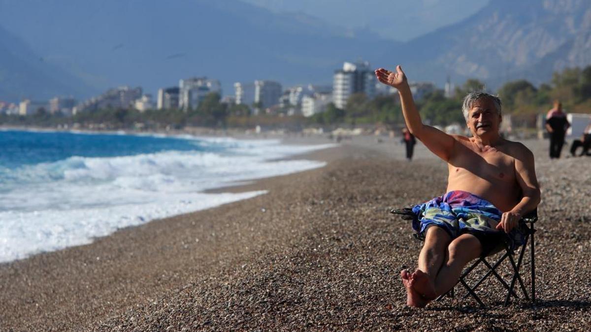 Antalya'da önce yağmur ve fırtına sonra deniz keyfi