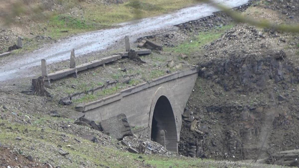 Su seviyesi düştü! Tarihi yolun kalıntıları gün yüzüne çıktı