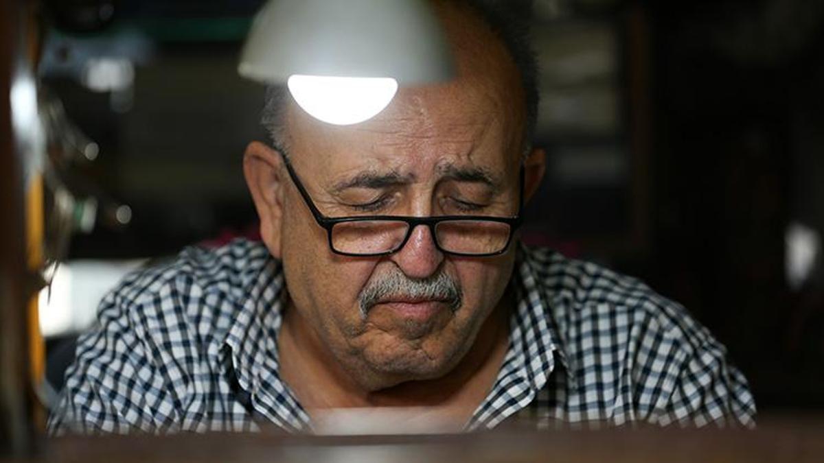 Fethiye'nin son ustası 4 metrekarelik dükkanında zamana ayar veriyor! 54 yıldan beri bu meslekle geçimini sağlıyor