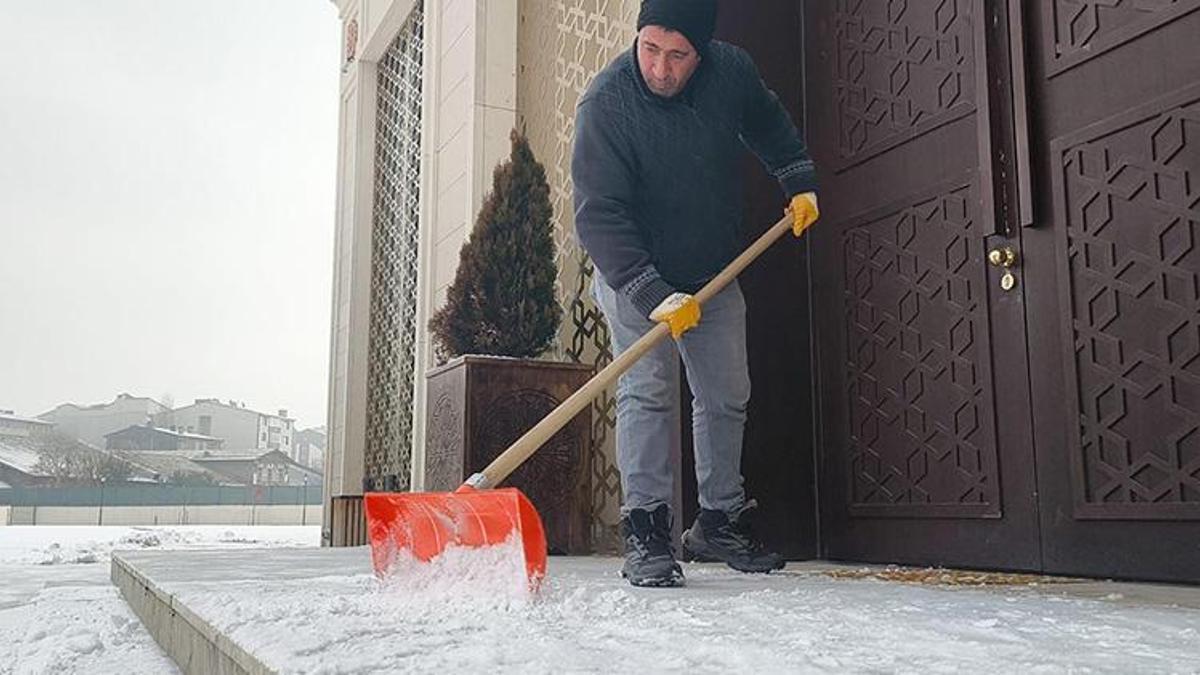 Kars'ta yılın ilk karı yağdı! Kent merkezi beyaza büründü