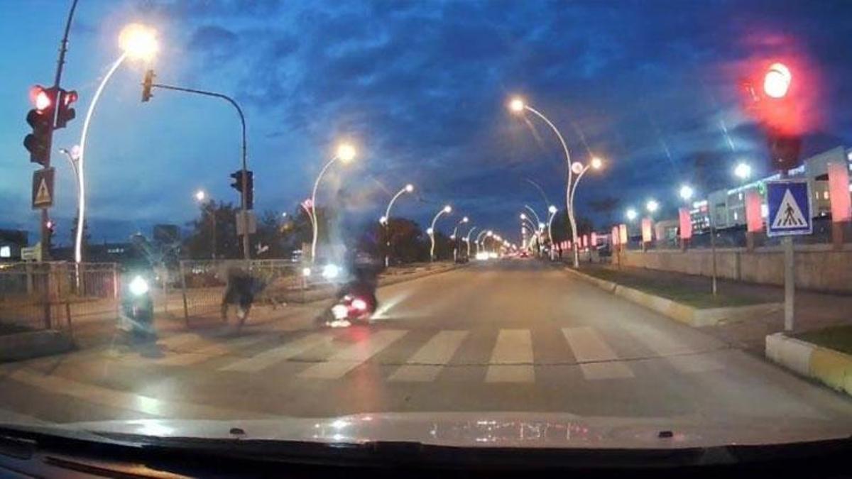 Edirne’de kırmızı ışık ihlali yapan motosikletli yayaya çarptı, 2 kişi yaralandı