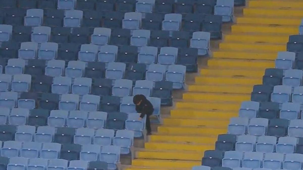 Tribünde tek başına bir çocuk: Futbol dünyası onu konuşuyor