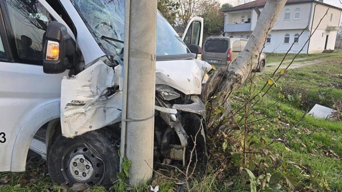 İnegöl'de işçi servisi ile hafif ticari araç çarpıştı: 11 yaralı
