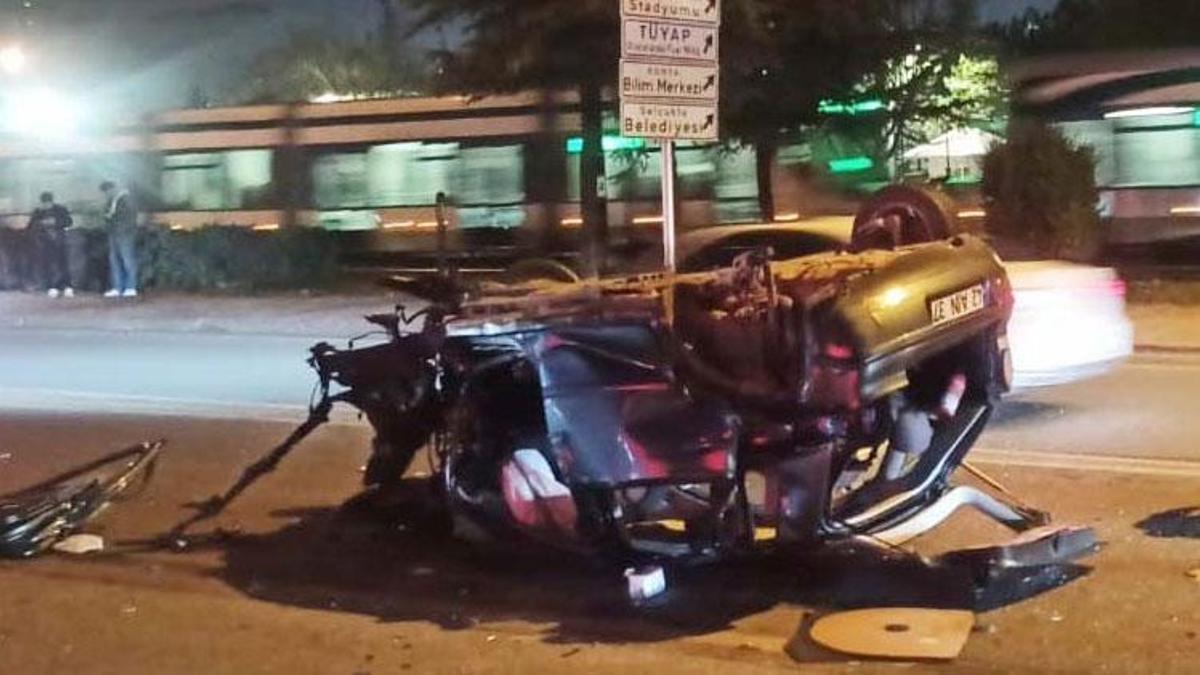 Konya'da kontrolden çıkan otomobil, refüjdeki ağaca çarpıp takla attı: 2 yaralı