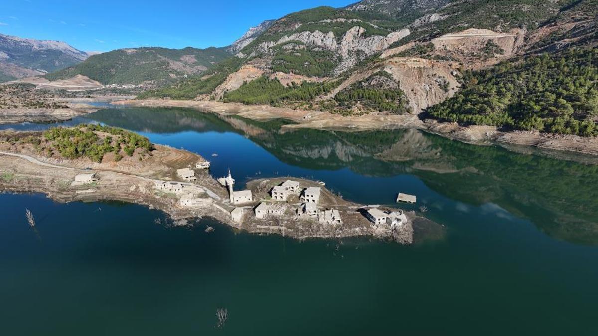 Kuraklık KKTC'ye içme suyu sağlayan barajı da vurdu! Su altındaki köy ortaya çıktı