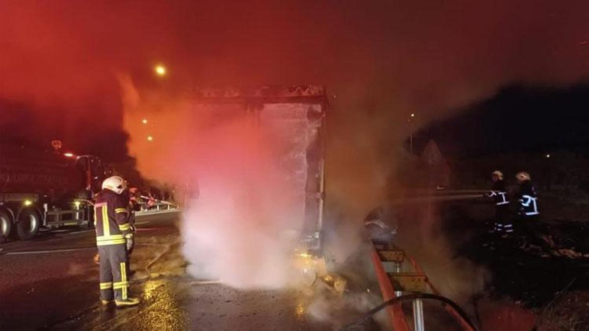 Şanlıurfa-Gaziantep Otoyolu'nda beyaz eşya yüklü tır alev alev yandı