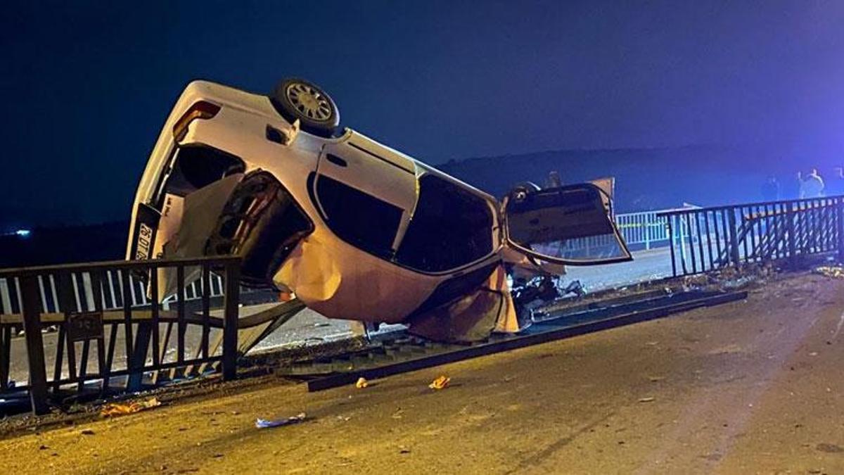 Afyonkarahisar Bayat'ta köprü demirlerine çarpan otomobildeki 1 kişi öldü, 3 kişi yaralandı