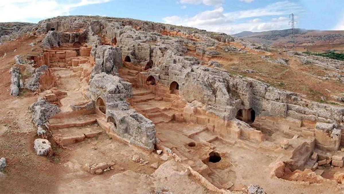 Perre Antik Kenti ve Kaya Mezarları