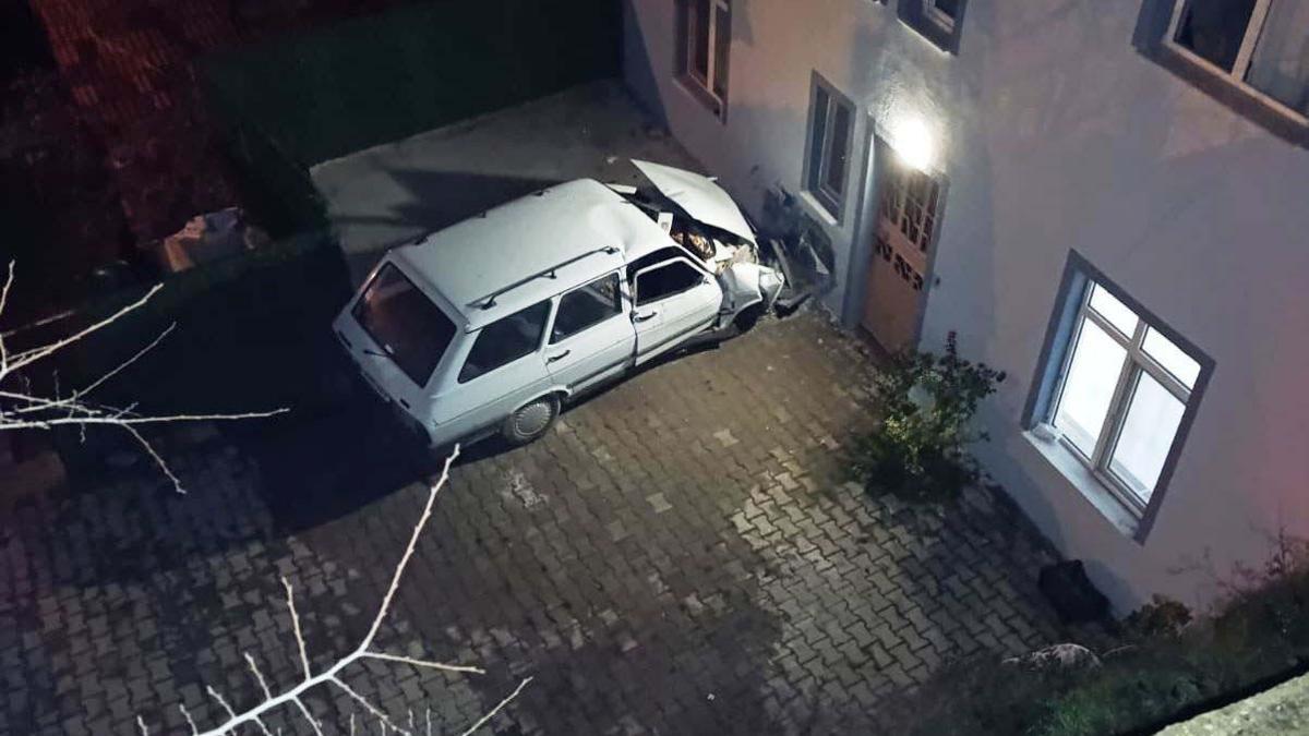 Apartman duvarına çarpan otomobilde sürücü yaralandı, eşi öldü
