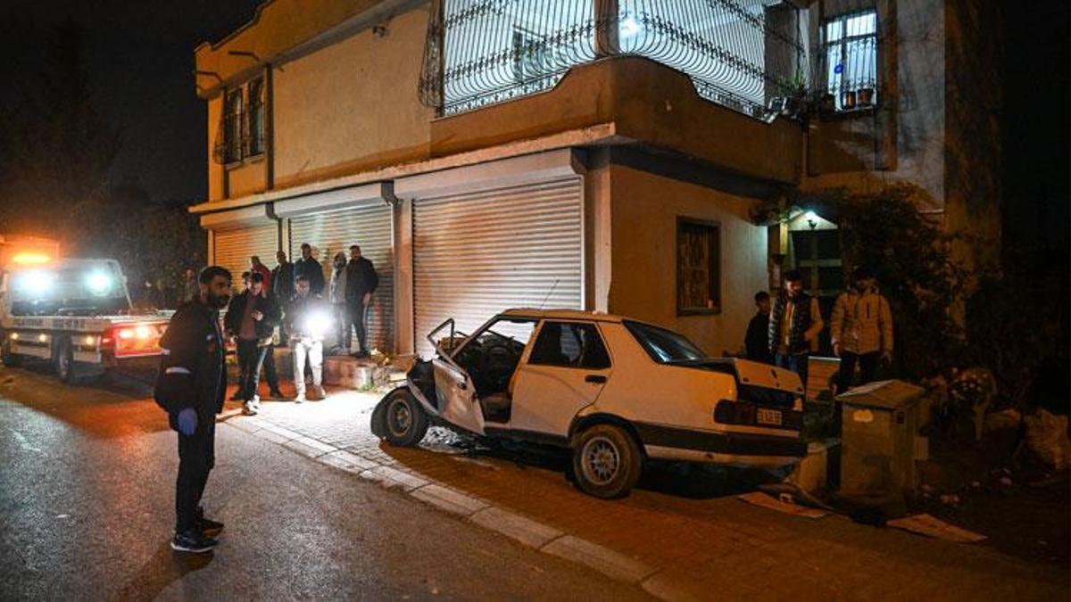 Adana Yüreğir'de kamyonete ve iş yerinin duvarına çarpan otomobildeki çocuk öldü
