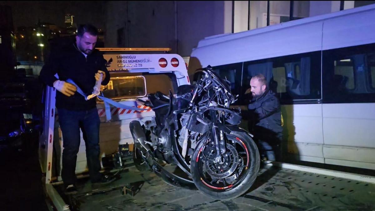 İstanbul - Ataşehir'de motosiklet ile yolcu servisi çarpıştı: 2'si ağır 3 yaralı