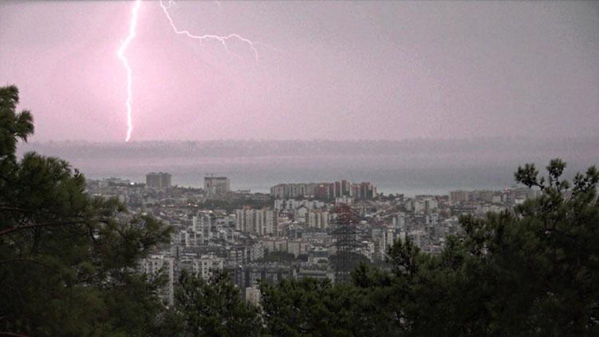 Meteoroloji sarı kodla uyarmıştı: Antalya'da şiddetli yağış etkili oldu, şimşekler görsel şölen oluşturdu