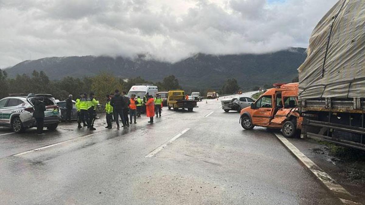 İzmir Tire'de zincirleme trafik kazasında 2'si jandarma 4 kişi yaralandı