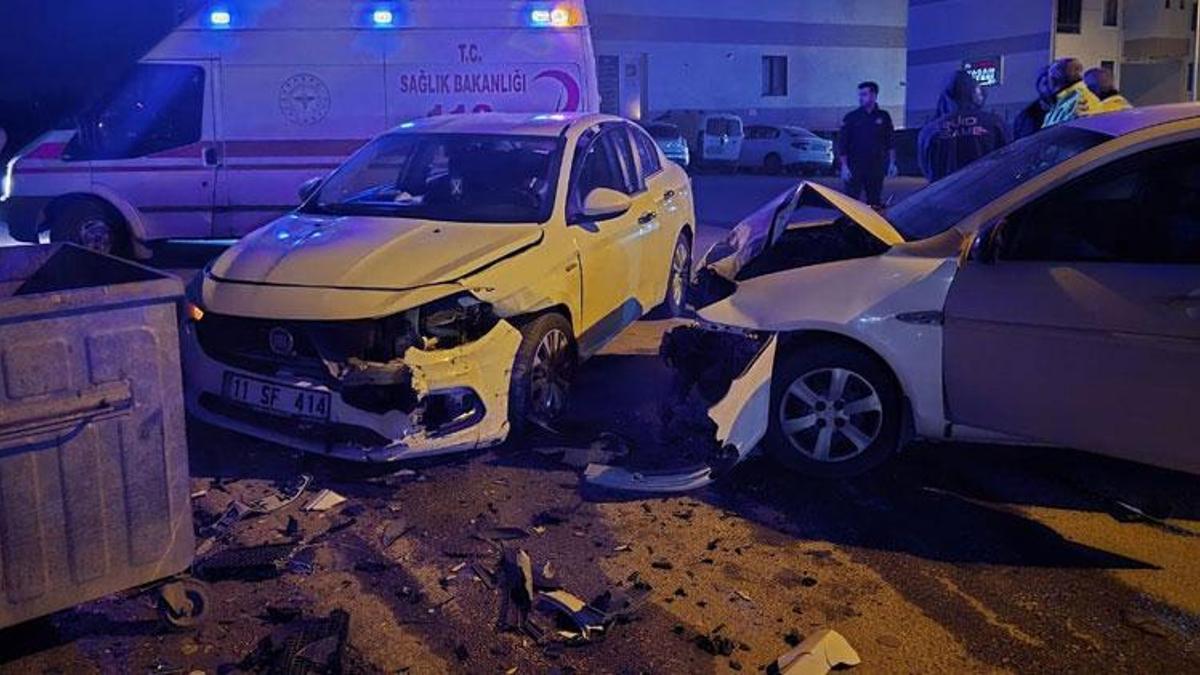 Mudanya'da iki otomobilin çarpıştığı kazada sürücüler yaralandı