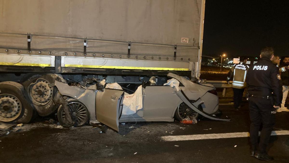 Ankara'da otomobil, TIR'a arkadan çarptı: 2 ölü, 1 yaralı