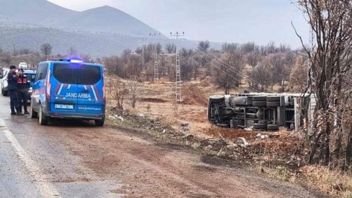 Malatya'da sürücüsünün kontrolünden çıkan kamyon devrildi: 1 yaralı