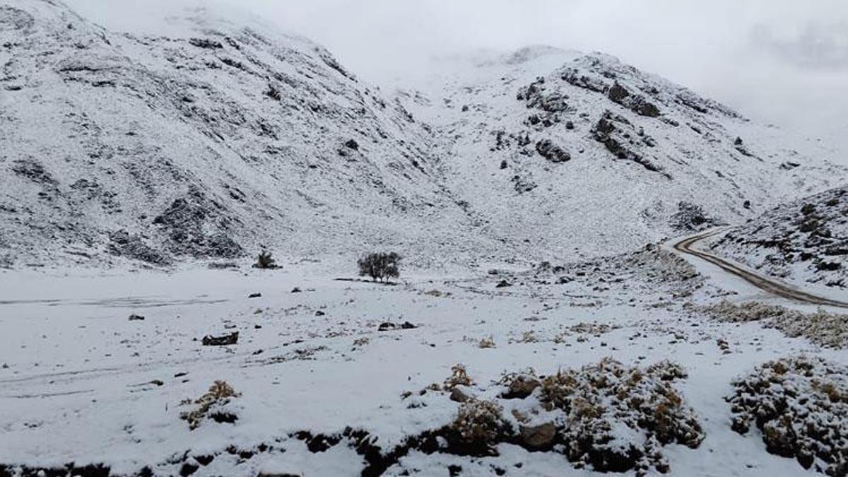 Antalya'da mevsimin ilk karı yağdı! Konyaaltı Sahili'ne 45 dakika uzaklıkta