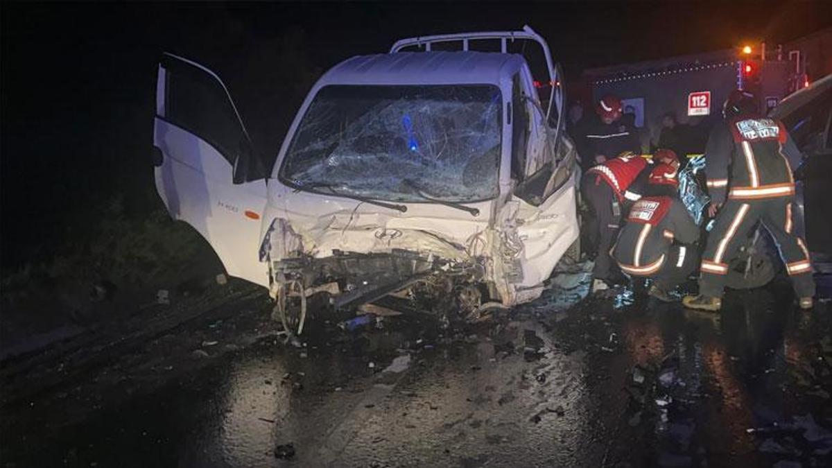 Sakarya Pamukova'da panelvanla kamyonetin çarpışması sonucu 1 kişi öldü, 3 kişi yaralandı