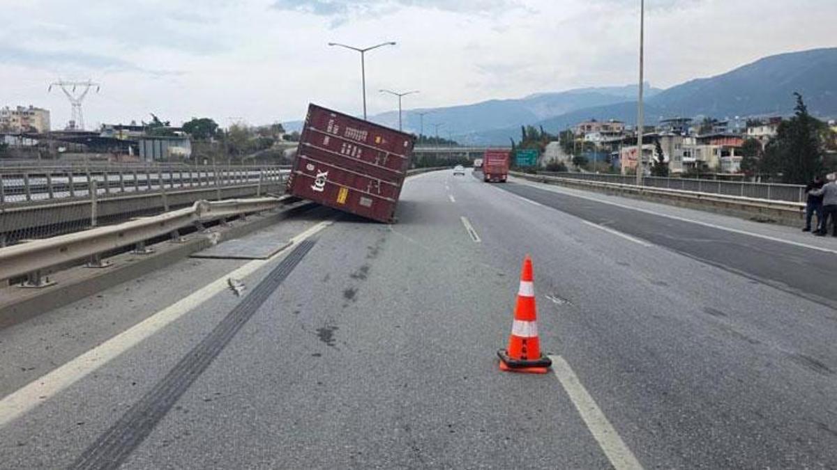 Hatay’da etkili olan fırtına kamyonet ve tırları devirdi