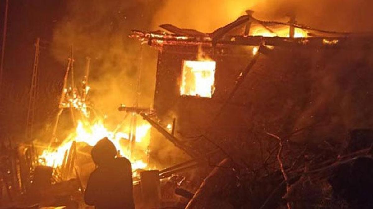 Evde çıkan yangın, okul lojmanına sıçradı