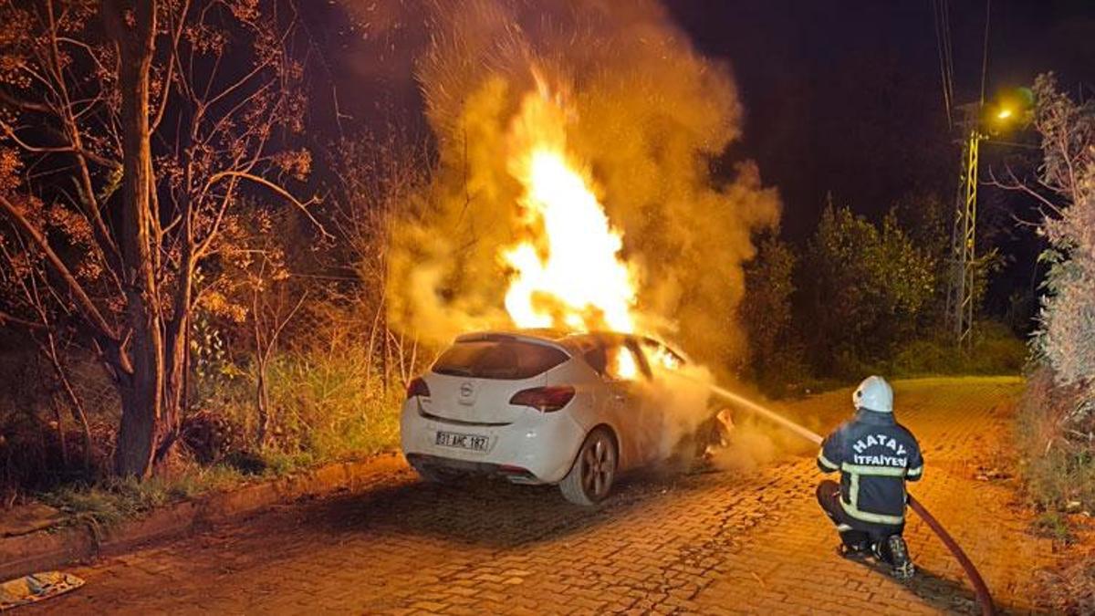 Hatay'ın Defne ilçesinde otomobilde çıkan yangın söndürüldü