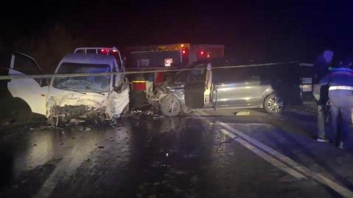 Sakarya’da panelvan ile kamyonet çapıştı: 1 ölü, 3…