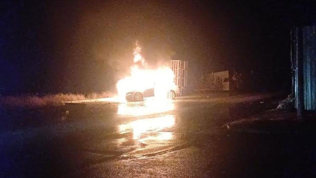 Çorum’da park halindeki araç alev topu oldu, geriye hurda kaldı