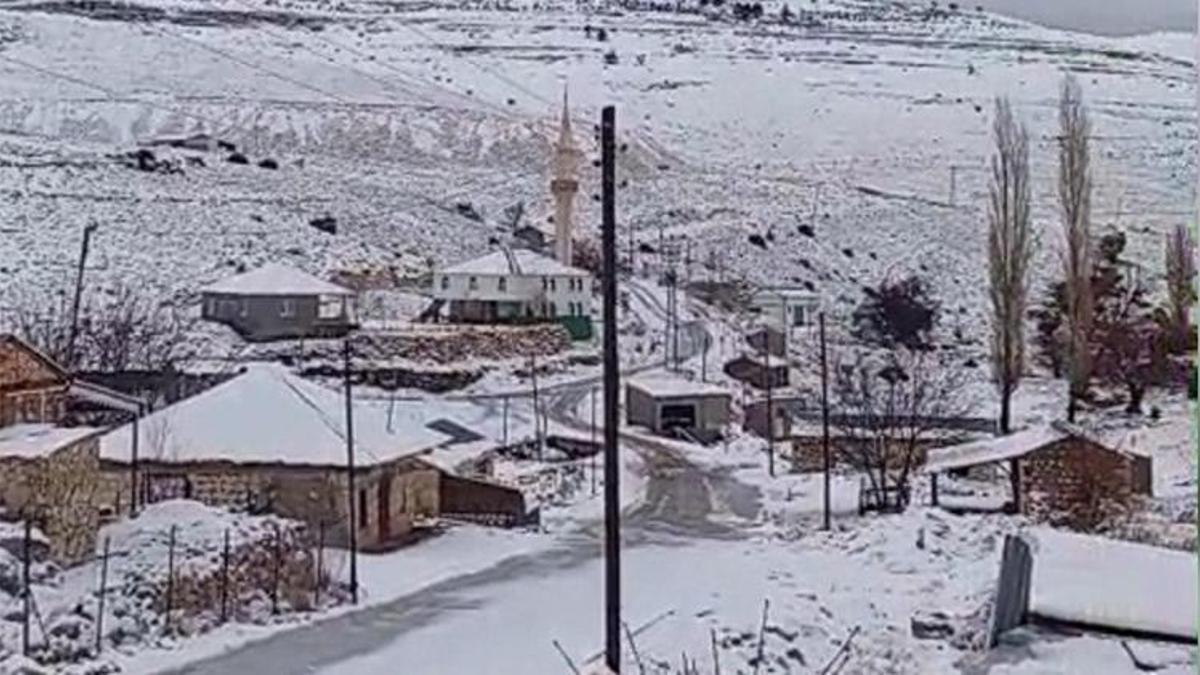 Akdeniz'e lapa lapa kar yağdı! Her yer beyaza büründü