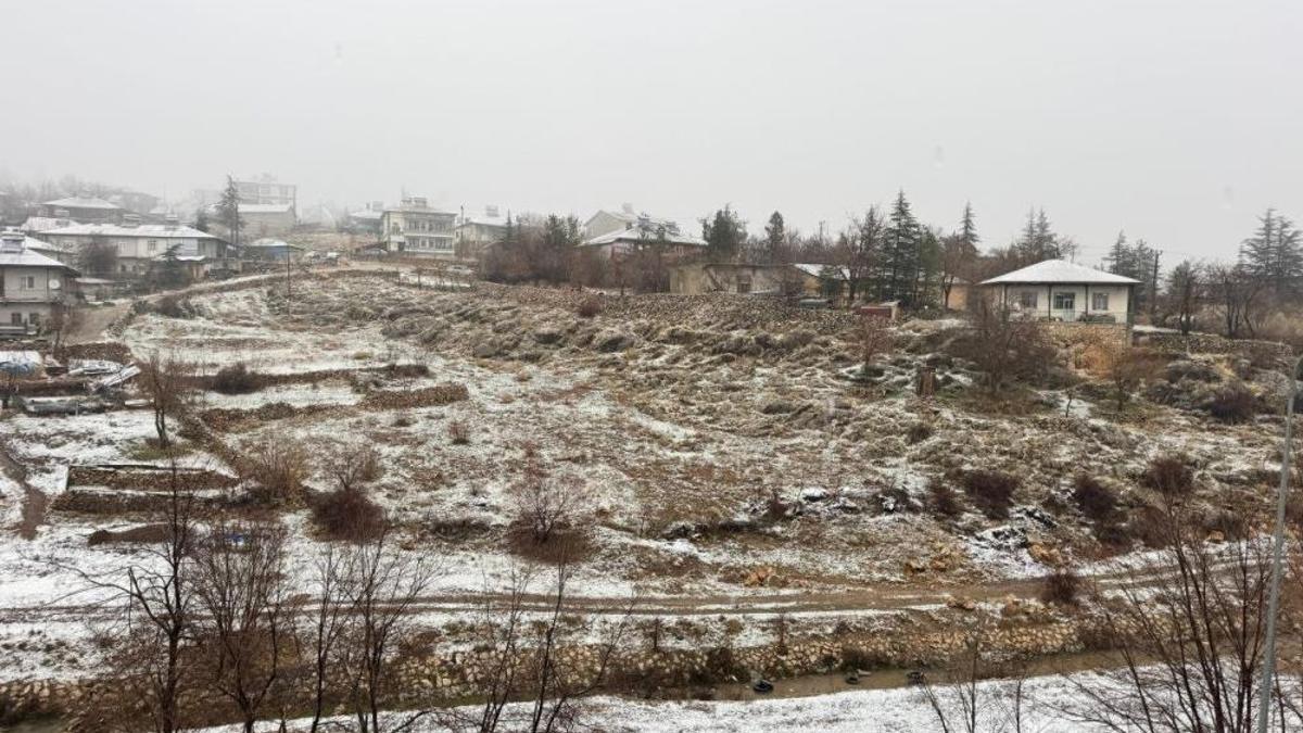 Adana'ya ilk kar düştü! Her yer beyaza büründü