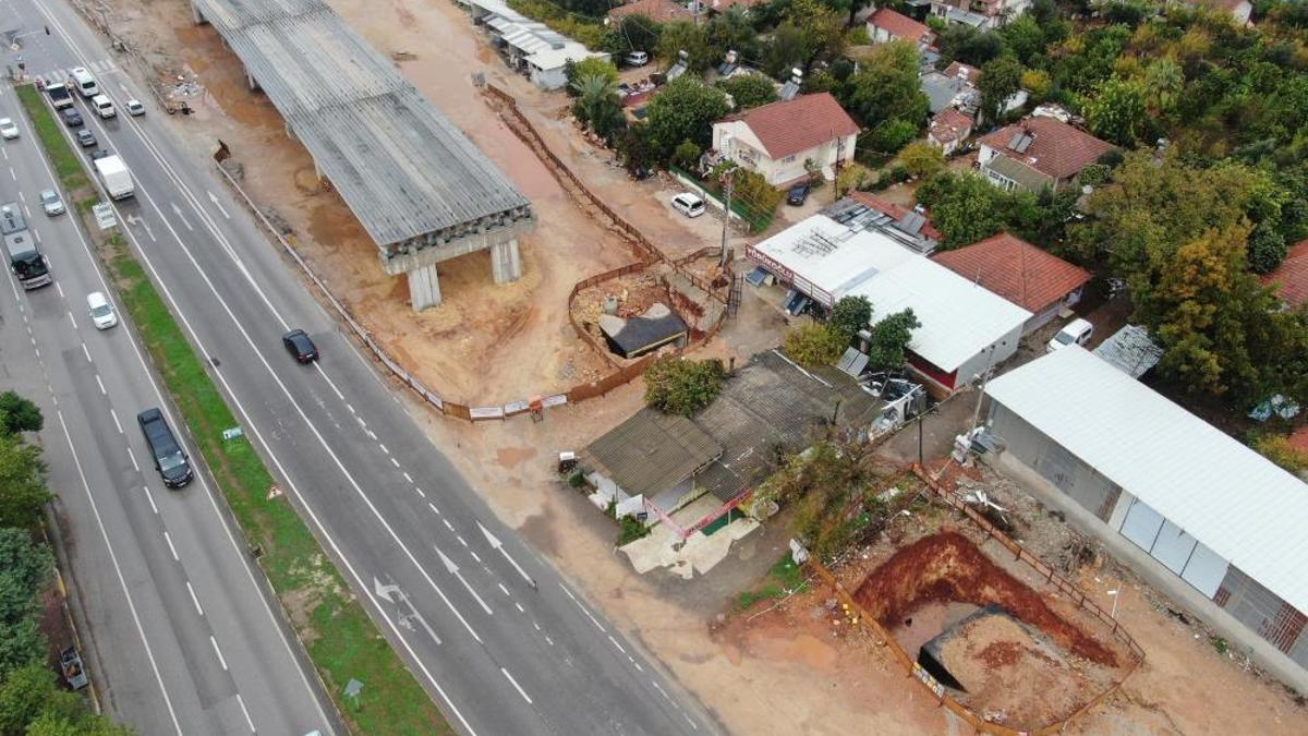 Antalya'da ilginç olay! Yapımı devam eden köprülü kavşak inşaatı pideciye takıldı