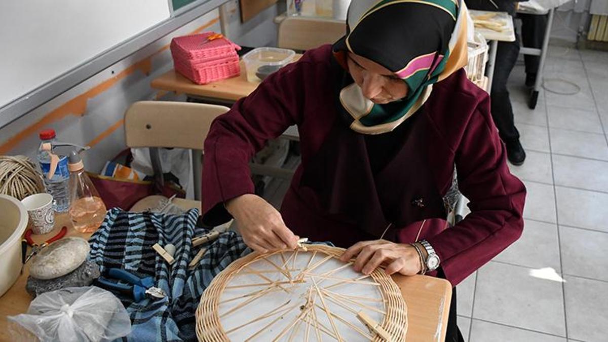 40 yıl önce anneannesinden öğrendi şimdi eğitim veriyor! Onlarca kadını meslek sahibi yaptı