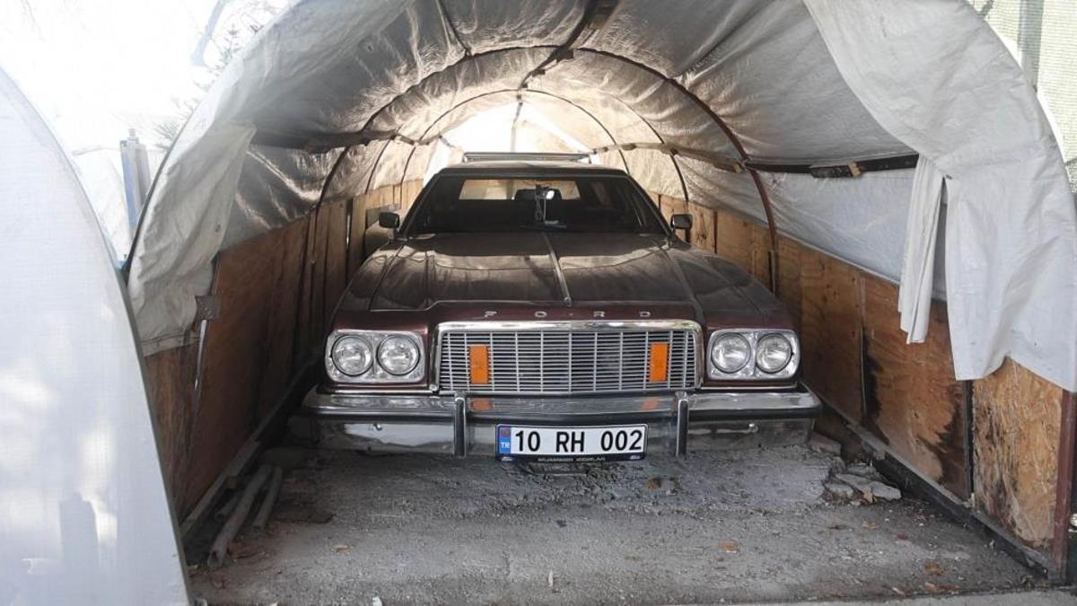 Konya'daki bu serada sebze değil klasik araba yetişiyor