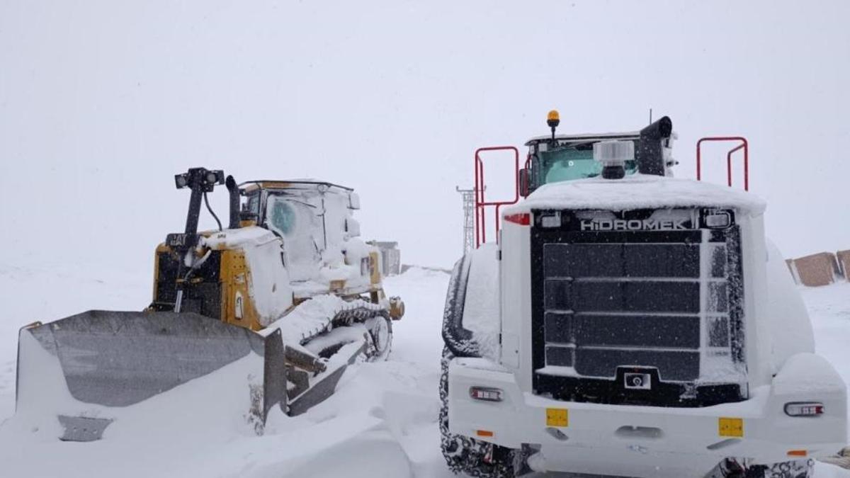 Şırnak'ta kar yolları kapattı, beyaz esaret başladı