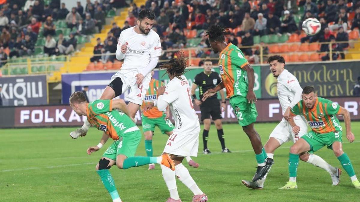 Antalya derbisinde kazanan çıkmadı! Puanlar paylaşıldı