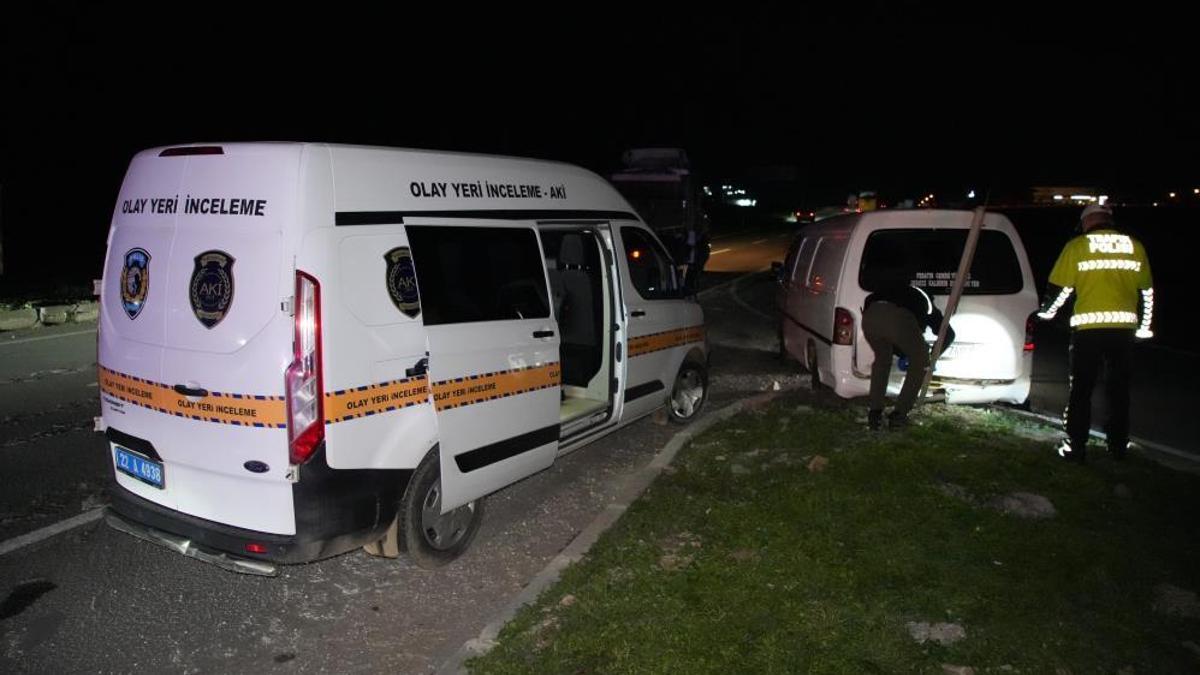 Edirne’de dur ihtarına uymadı, kovalamaca sonrası yakalandı! Araçtan 20 göçmen çıktı