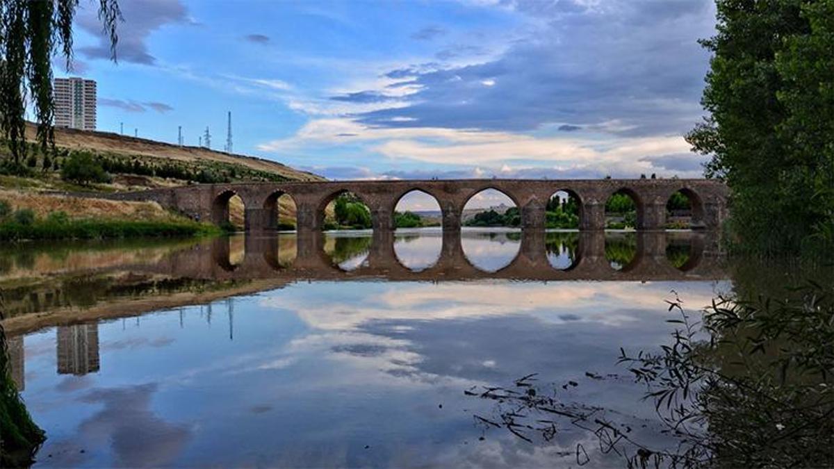 On Gözlü Köprü (Dicle Köprüsü)