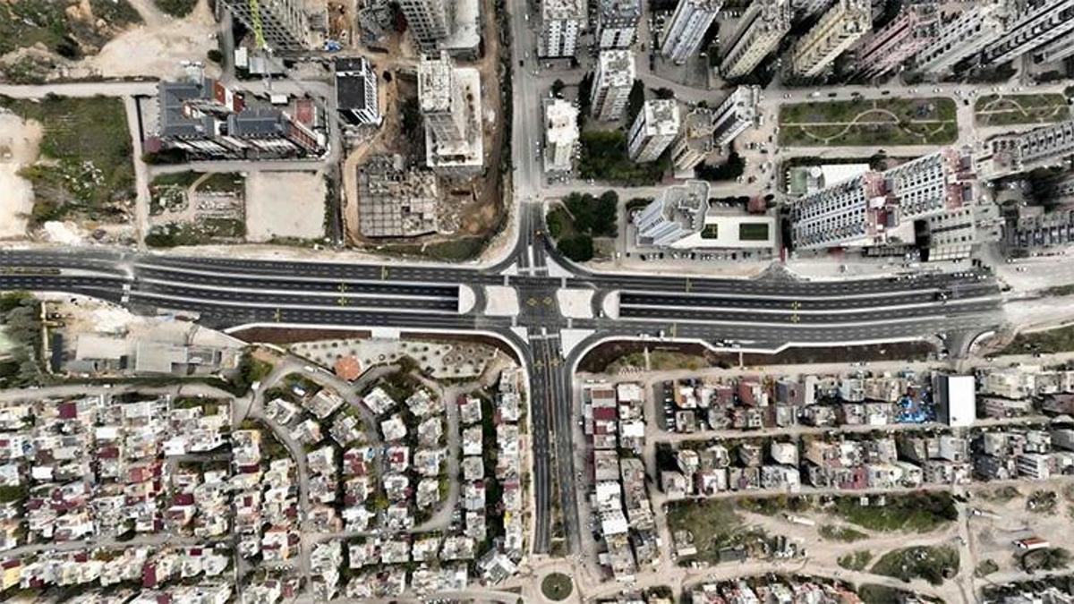 Adana'da trafik krizi alarmı! "Sağlam Zemin" kaçışı Türkmenbaşı Bulvarı'nı felç etti: 15 dakikalık yol 45 dakikaya çıktı!