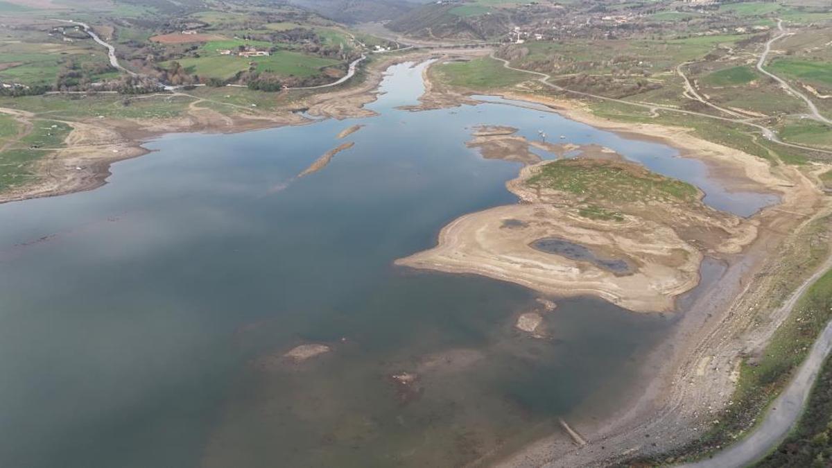 Kuraklığın en net görüntüsü! Barajdaki su seviyesi düşünce eski köy evleri ortaya çıktı