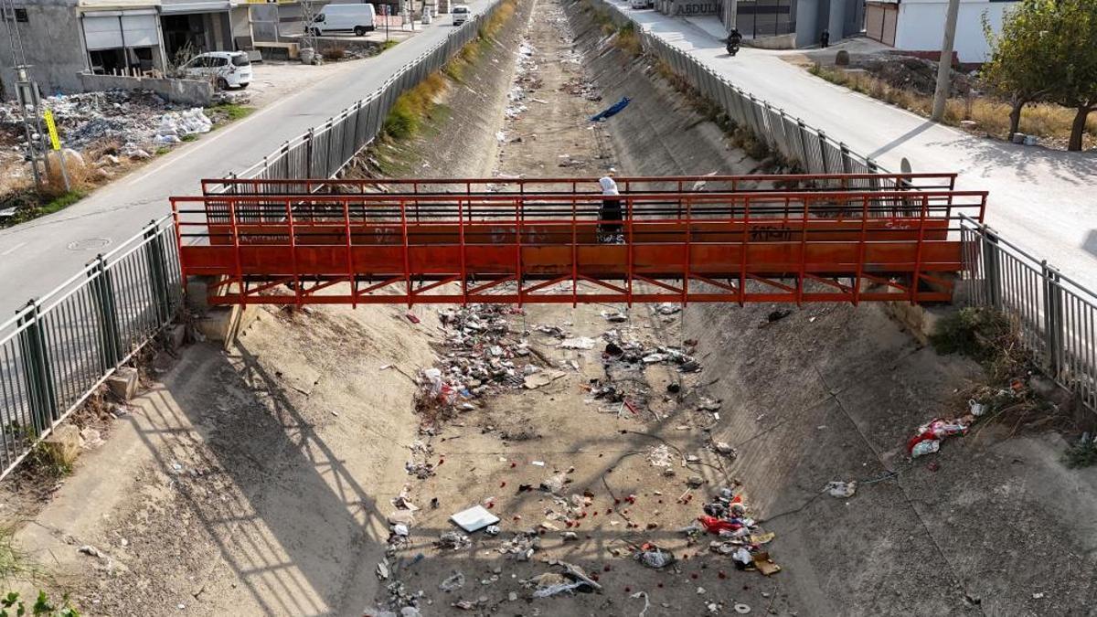 Adana'da rahatsız eden görüntü! Sulama kanalları çöplüğe döndü