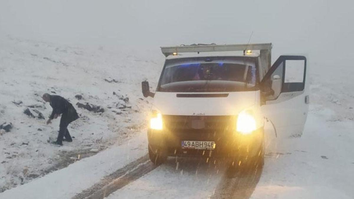 Muş’ta yoğun kar yağışı ulaşımda aksamalara neden oldu