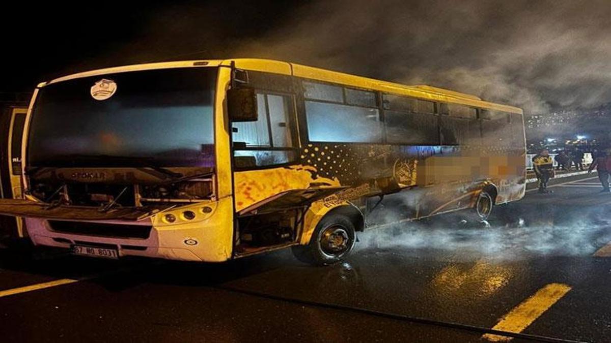 Zonguldak Kozlu’da seyir halindeki halk otobüsü yandı