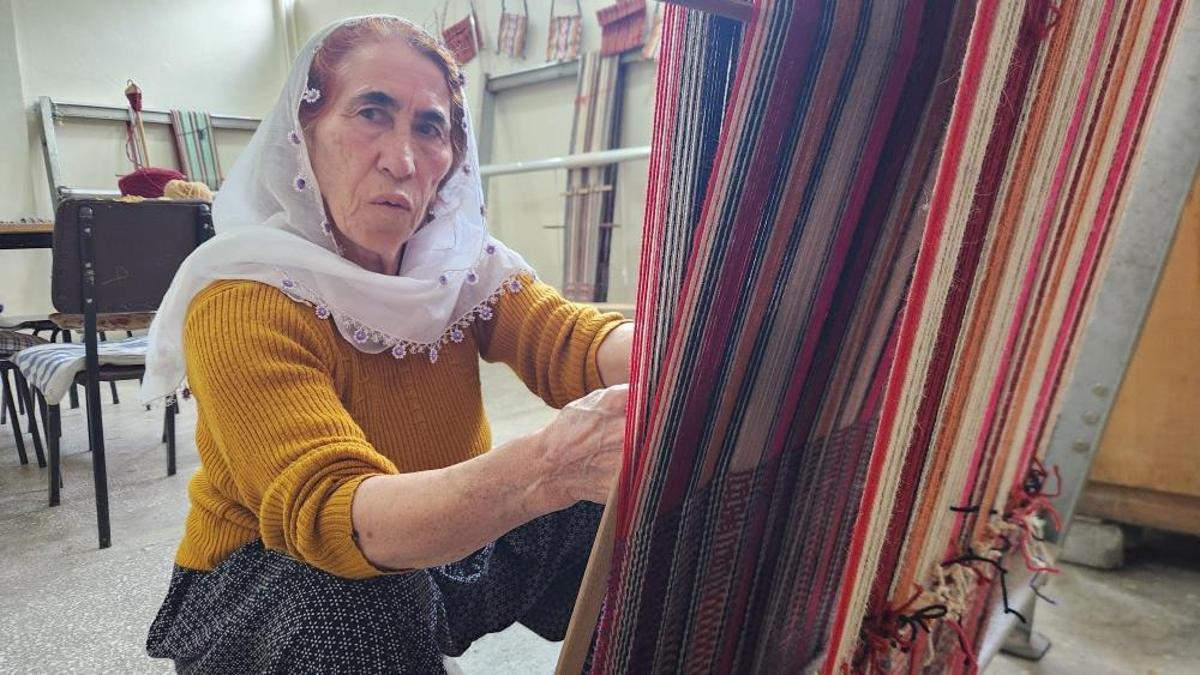Yüz yıllık gelenek yeniden canlanıyor: Tunceli Hozatlı Kadınlar, unutulmaya yüz tutan 'Cacım' dokumasıyla aile bütçesine katkı sağlıyor